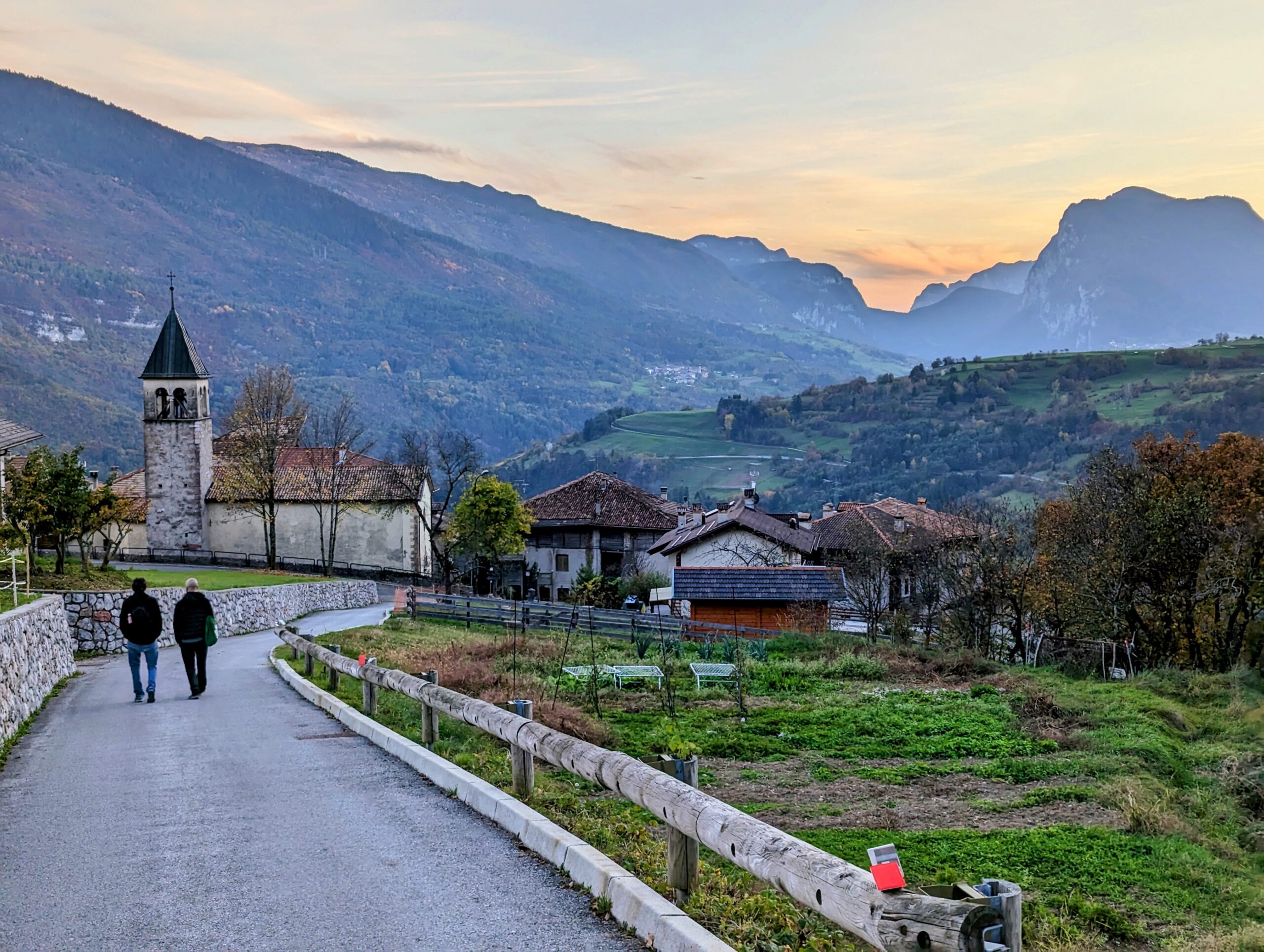 San Lorenzo in Banale al tramonto, tra le montagne del Brenta
