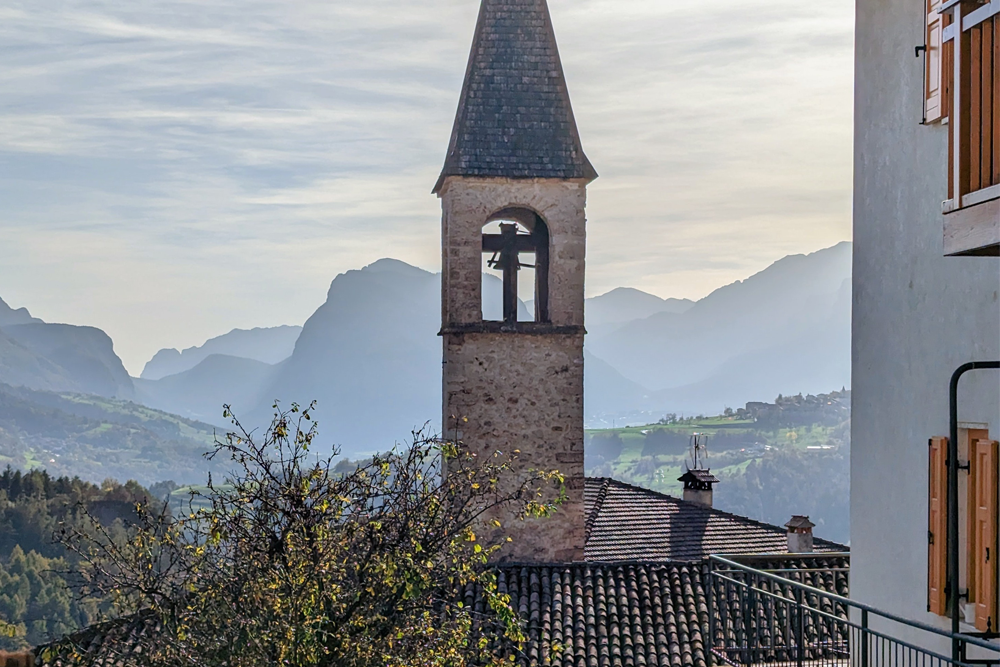 Campanile di San Lorenzo in Banale tra le montagne