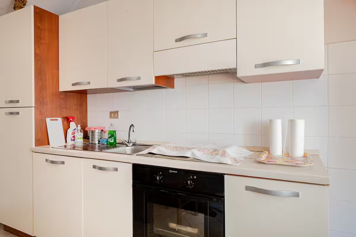 Cucina con tavolo da pranzo e soffitto a volta