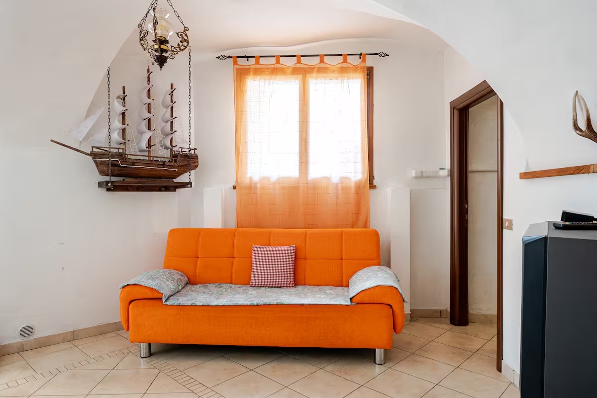 Salotto con divano e archi