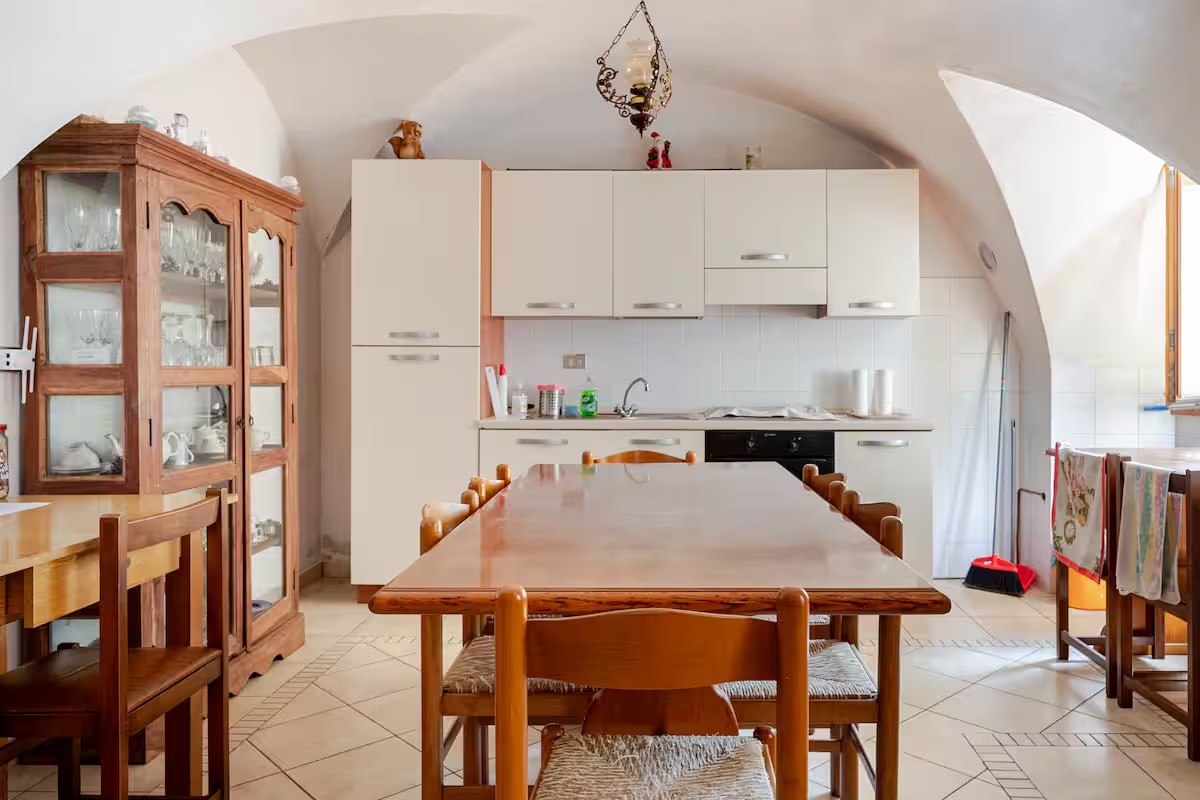 Zona giorno dell’Antica Bottega con archi, tavolo e divano